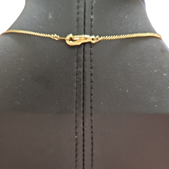 18" Gold Tone with Red Centre Stone Necklace L11 - Picture 3 of 3